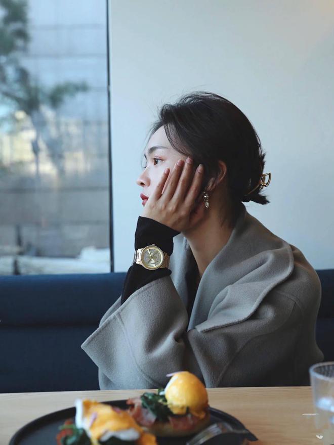 关键！牢记3个小技巧秋冬美出新高度！马德里竞技携手K8普女变时髦配饰是(图1)